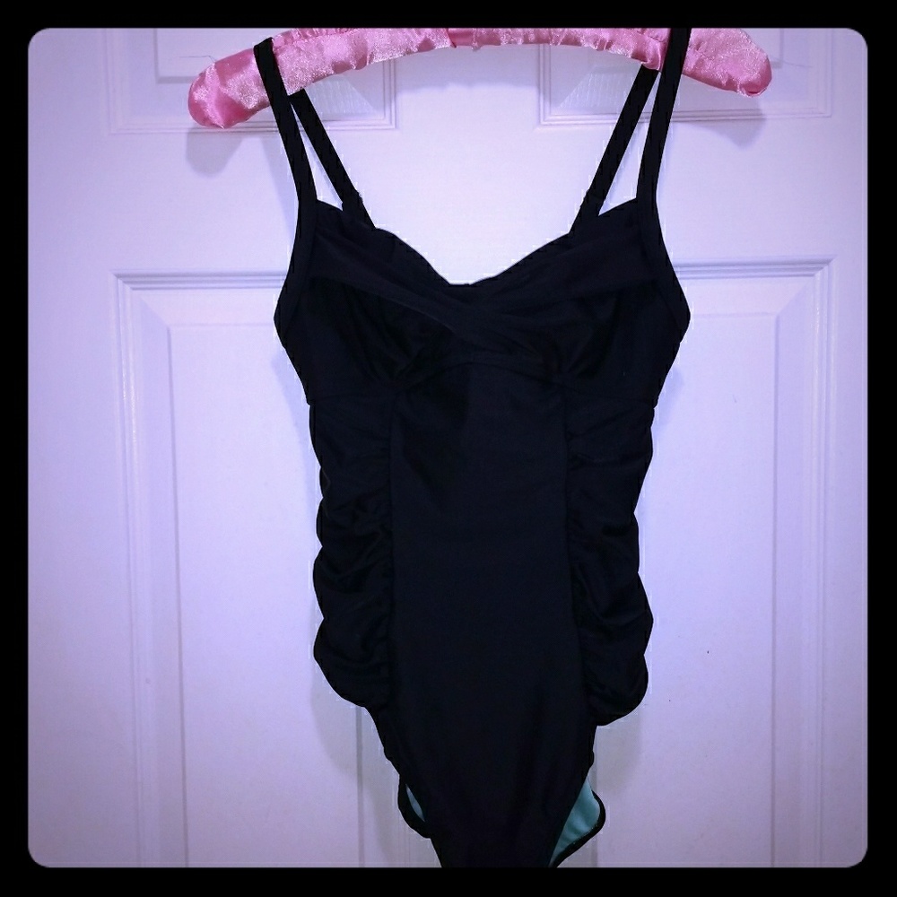 Athleta black ruched sides twist front one piece